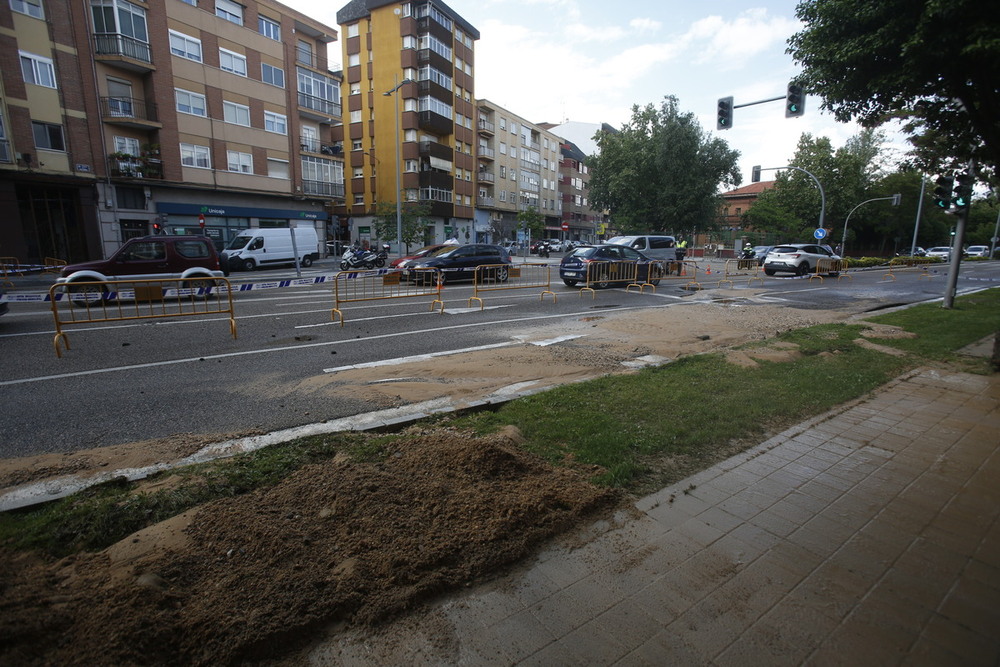 Un reventón en la avenida de Burgos complica el tráfico