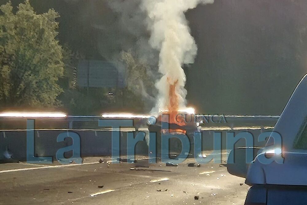 Un turismo sale ardiendo tras colisionar con un camión en la autovía A-40, sin heridos