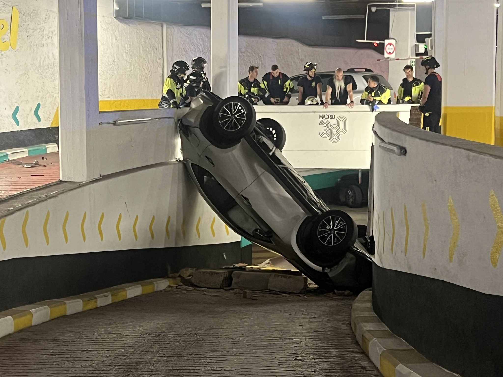 Dos heridos al precipitarse su coche a una rampa del piso inferior de un parking de Madrid