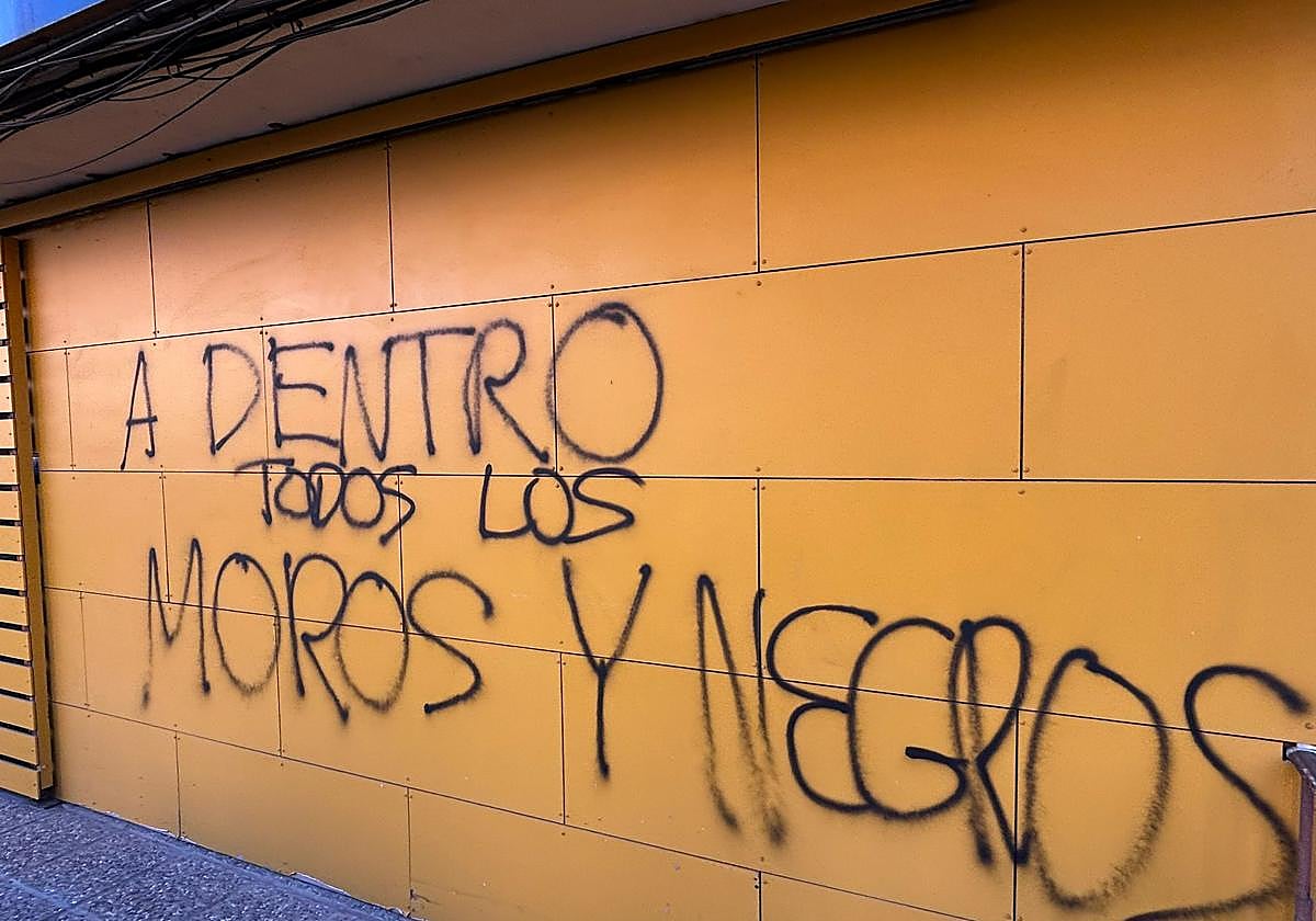 Vandalizan la sede del PSOE en Salamanca tras aprobar el Gobierno la regularización de imigrantes