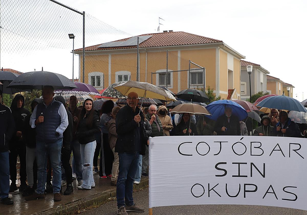 Los vecinos de un pueblo de Burgos se manifiestan frente a una casa okupada: «Fuera de Cojóbar»