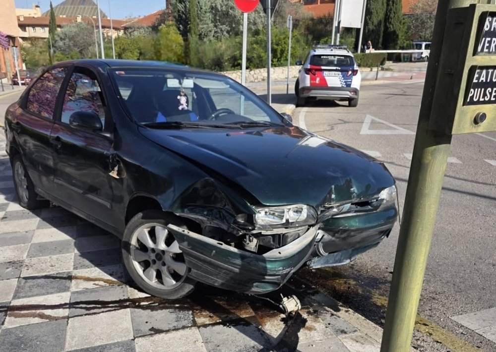 Un vehículo pierde el control y arrolla varios bolardos