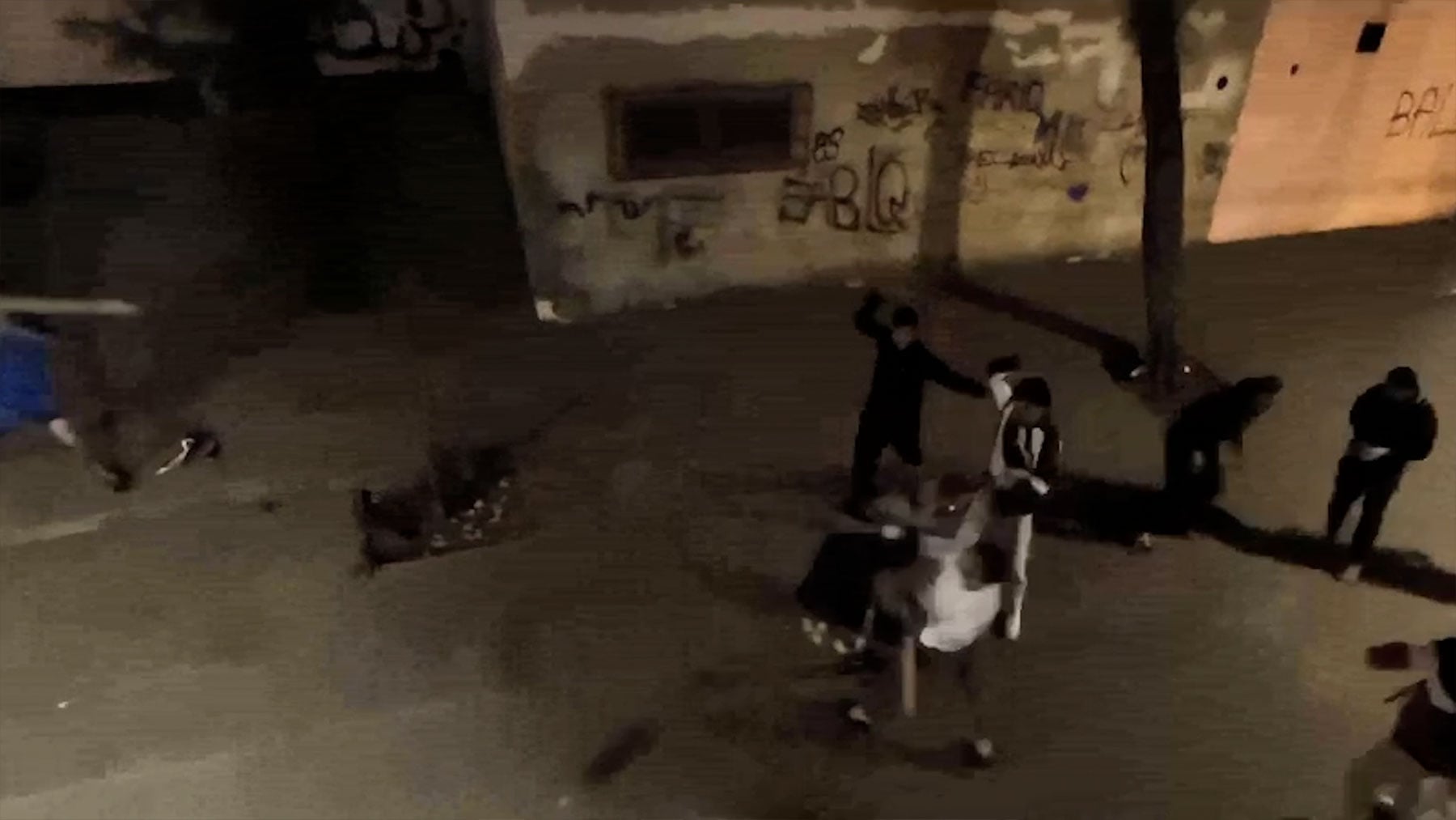 Palos, cuchillos y machetes en plena calle: batalla campal en Son Gotleu entre argelinos y marroquíes