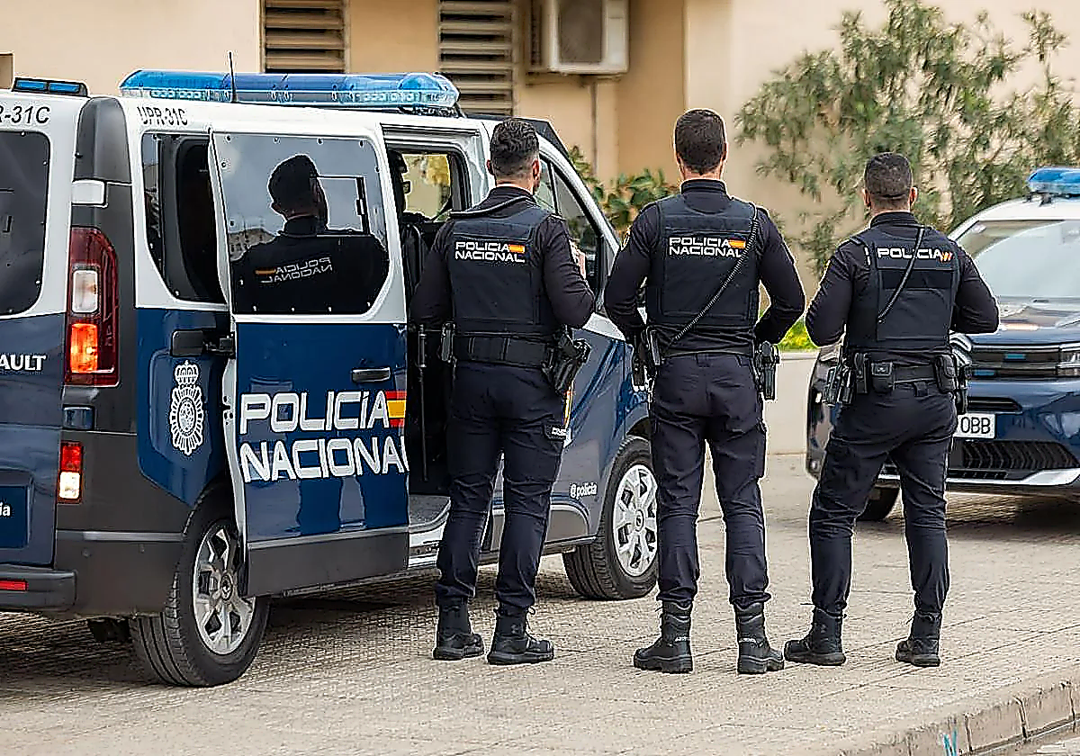 Tres encapuchados asaltan un chalet en Telde, golpean al padre y retienen a su pareja bajo amenaza con un cuchillo