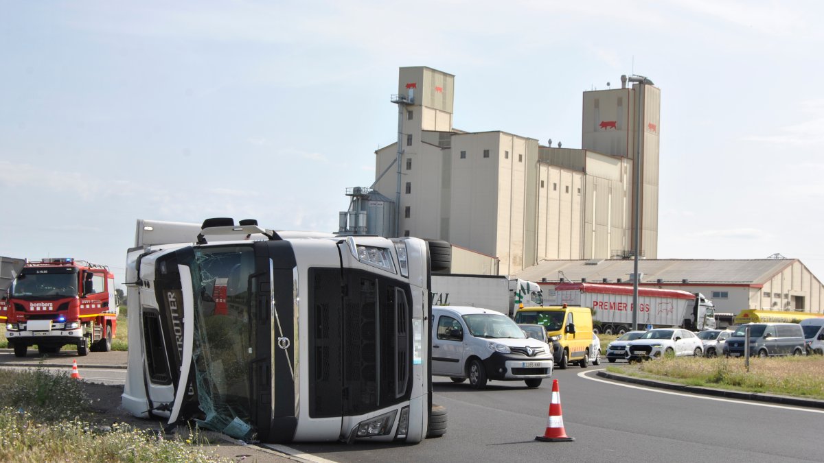 Volcadura de camión frigorífico en rotonda de Els Alamús: conductor sale ileso