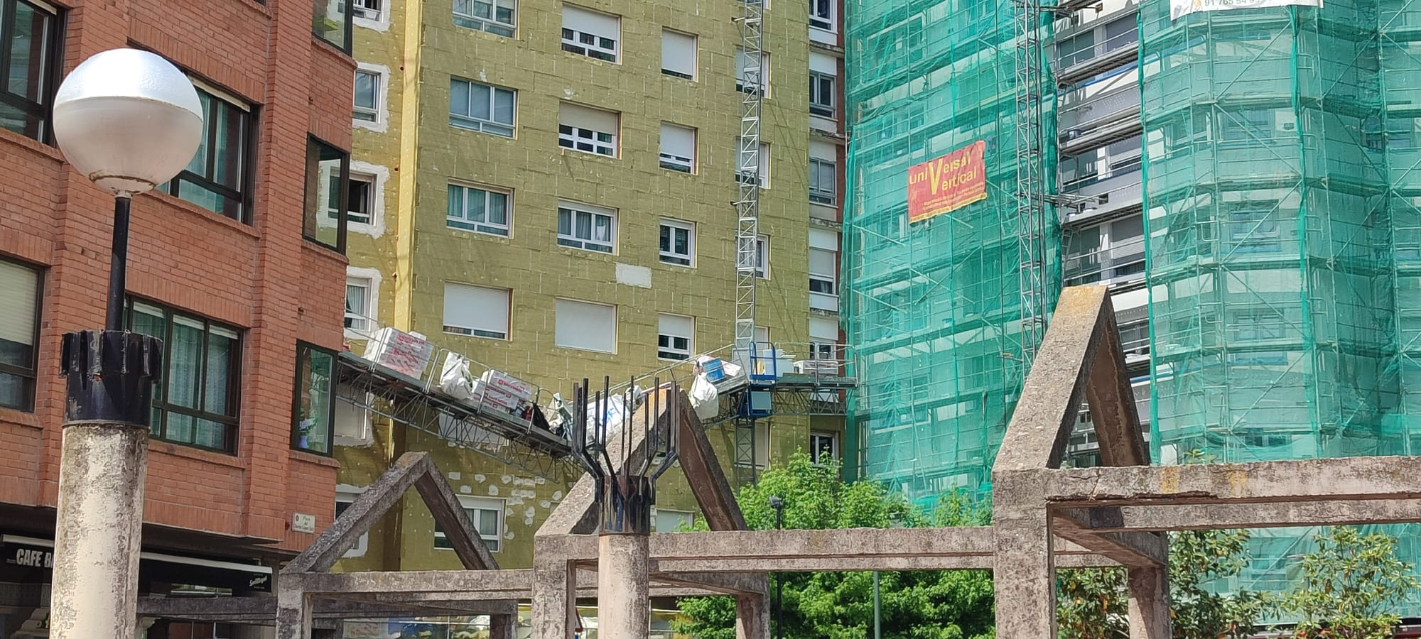¡Susto en Burgos! Pasarela de obra se dobla y genera temor entre vecinos y obreros