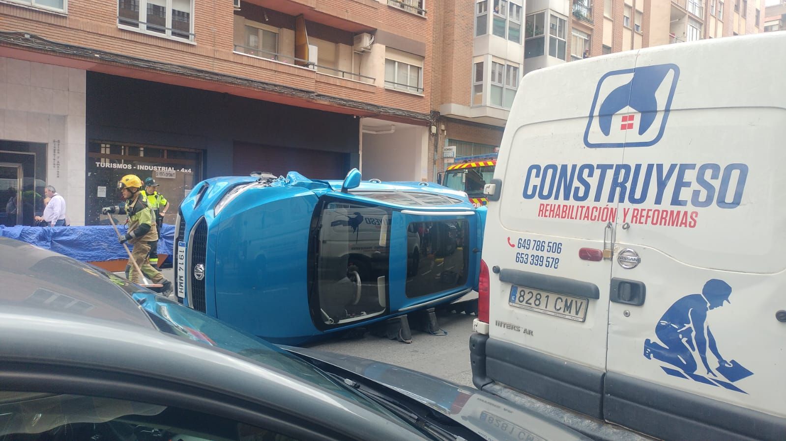 Accidente en la zona de Vara de Rey: vehículo volcado y dos heridos atendidos por los servicios de emergencia