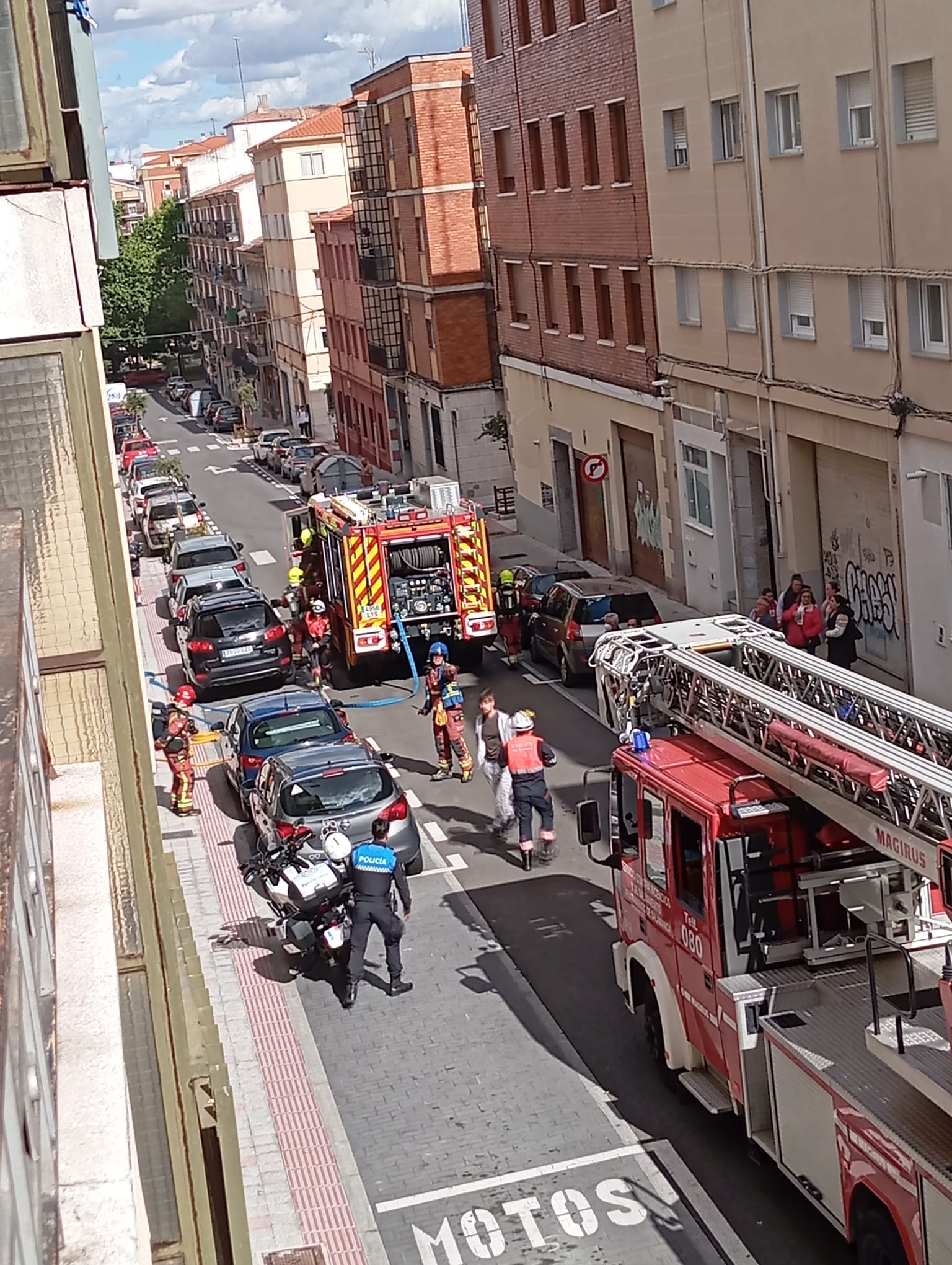 Incendio en la calle Pintores de Salamanca: Bomberos controlan fuego en caja de contadores de un edificio