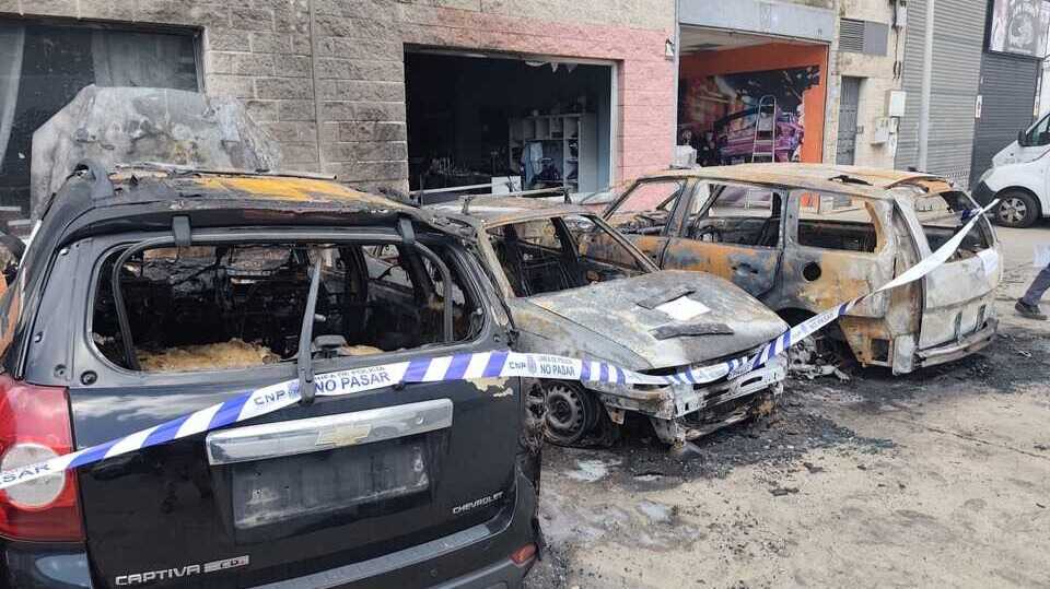 Pánico en el Polígono Polirrosa: un incendio arrasa coches y afecta a una tienda de ropa