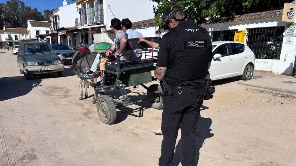 La Policía alerta del caos por vehículos mal aparcados en la aldea de El Rocío