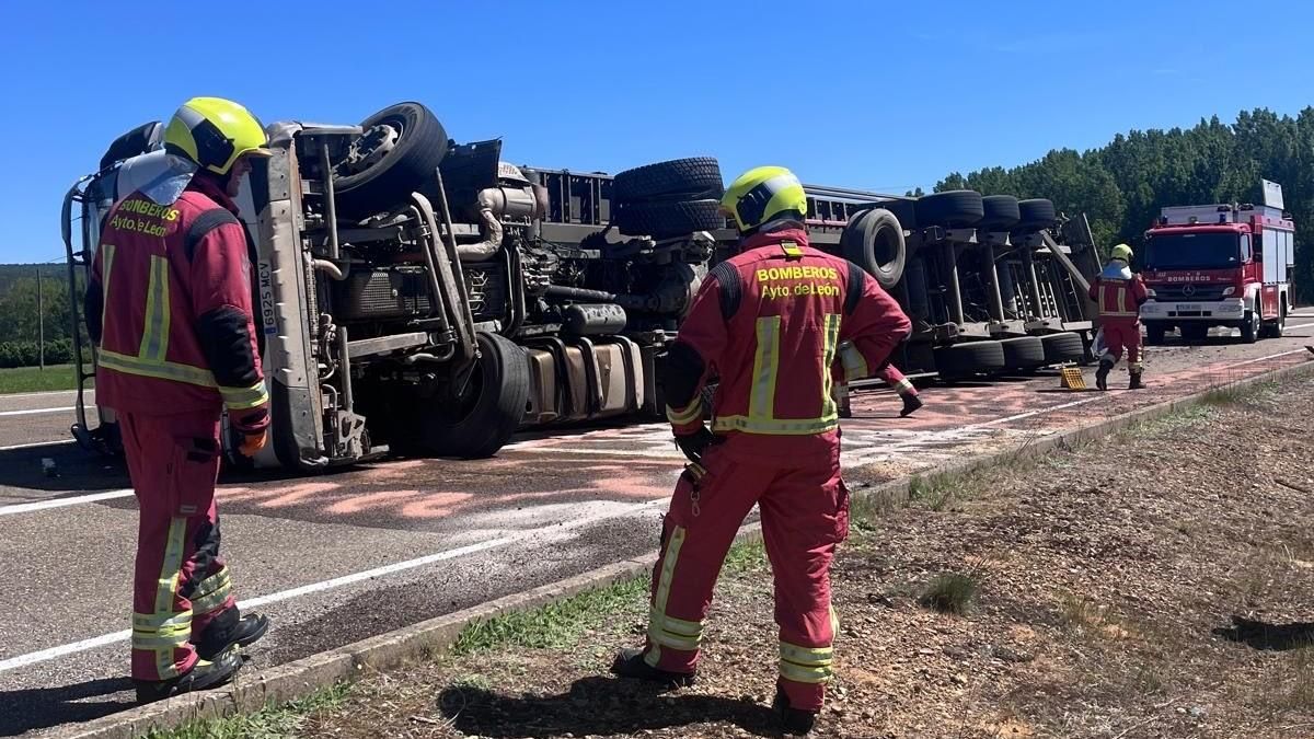 Accidente de camión con madera en Ambasaguas de Curueño deja un herido grave