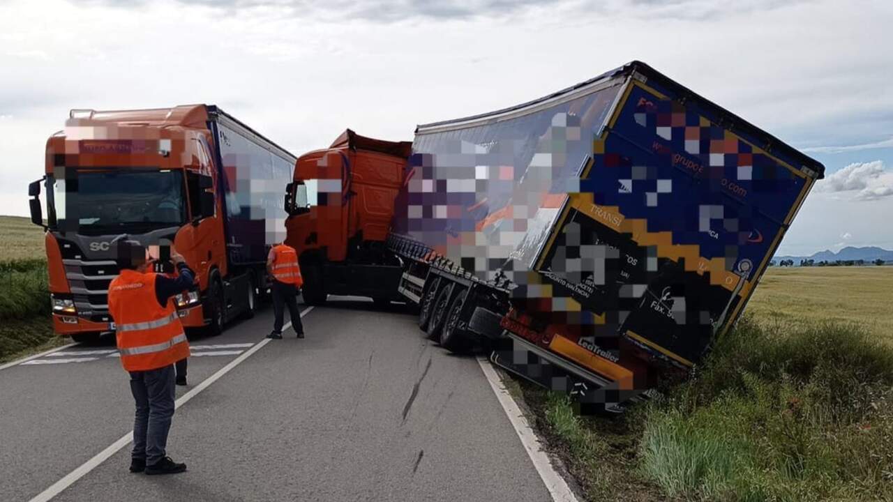 Un accidente con un camión cargado obliga a cortar el tráfico en una carretera de Navarra