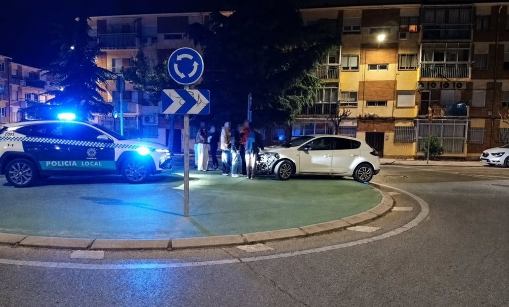 Accidente con dos coches implicados en Alvaro de Luna
