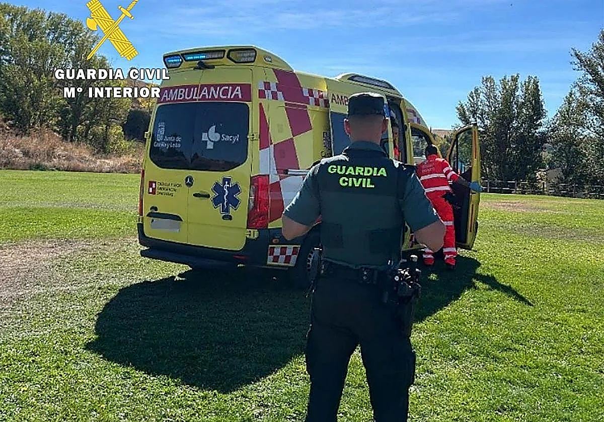 Heridas cuatro personas al caer su turismo por un terraplén y quedar volcado en una zona boscosa de Burgos