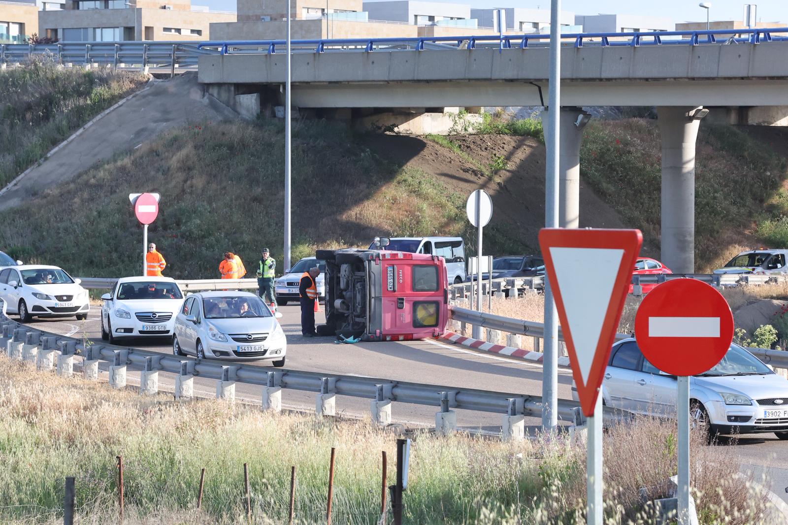 Accidente en la CL-512 deja una furgoneta volcada en medio de la carretera sin heridos