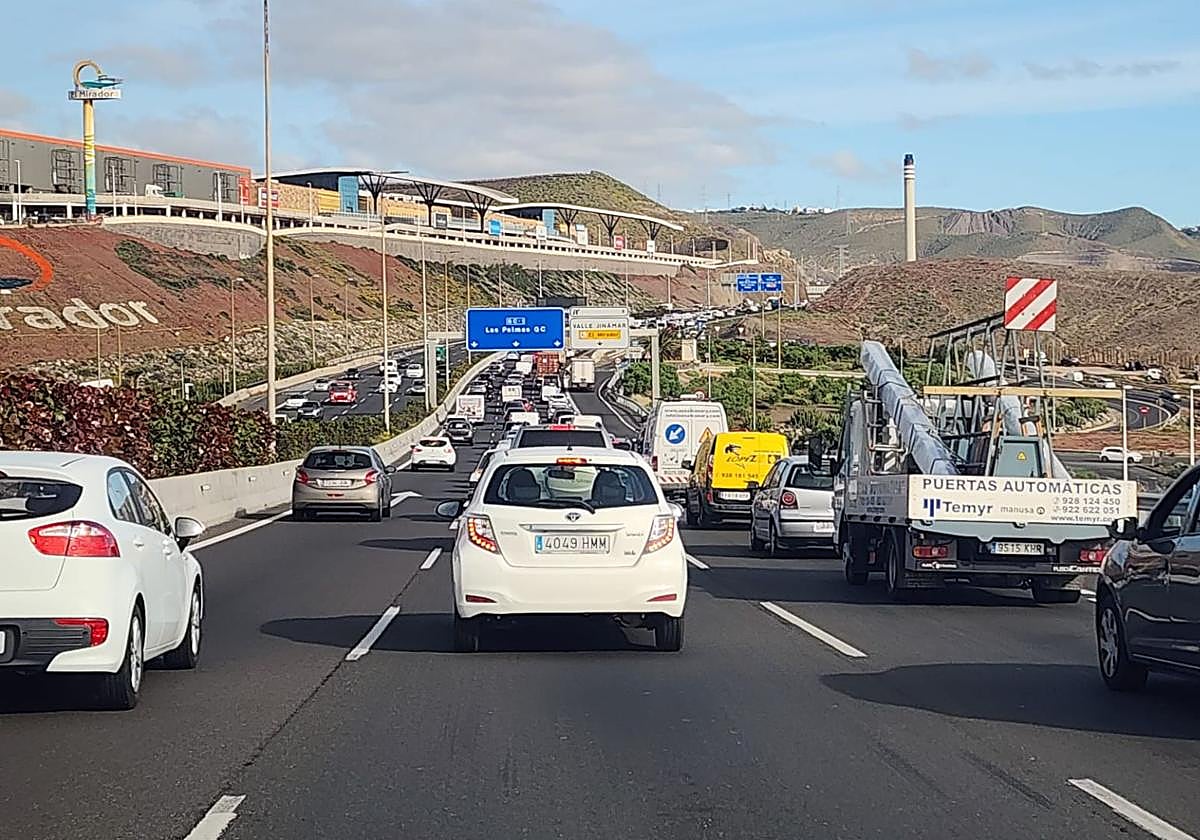 Colisión en cadena entre tres coches y una guagua escolar en la GC-1
