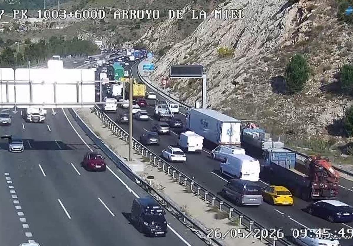 Un alcance y un camión averiado complican el tráfico en la A-7 a la altura de Benalmádena