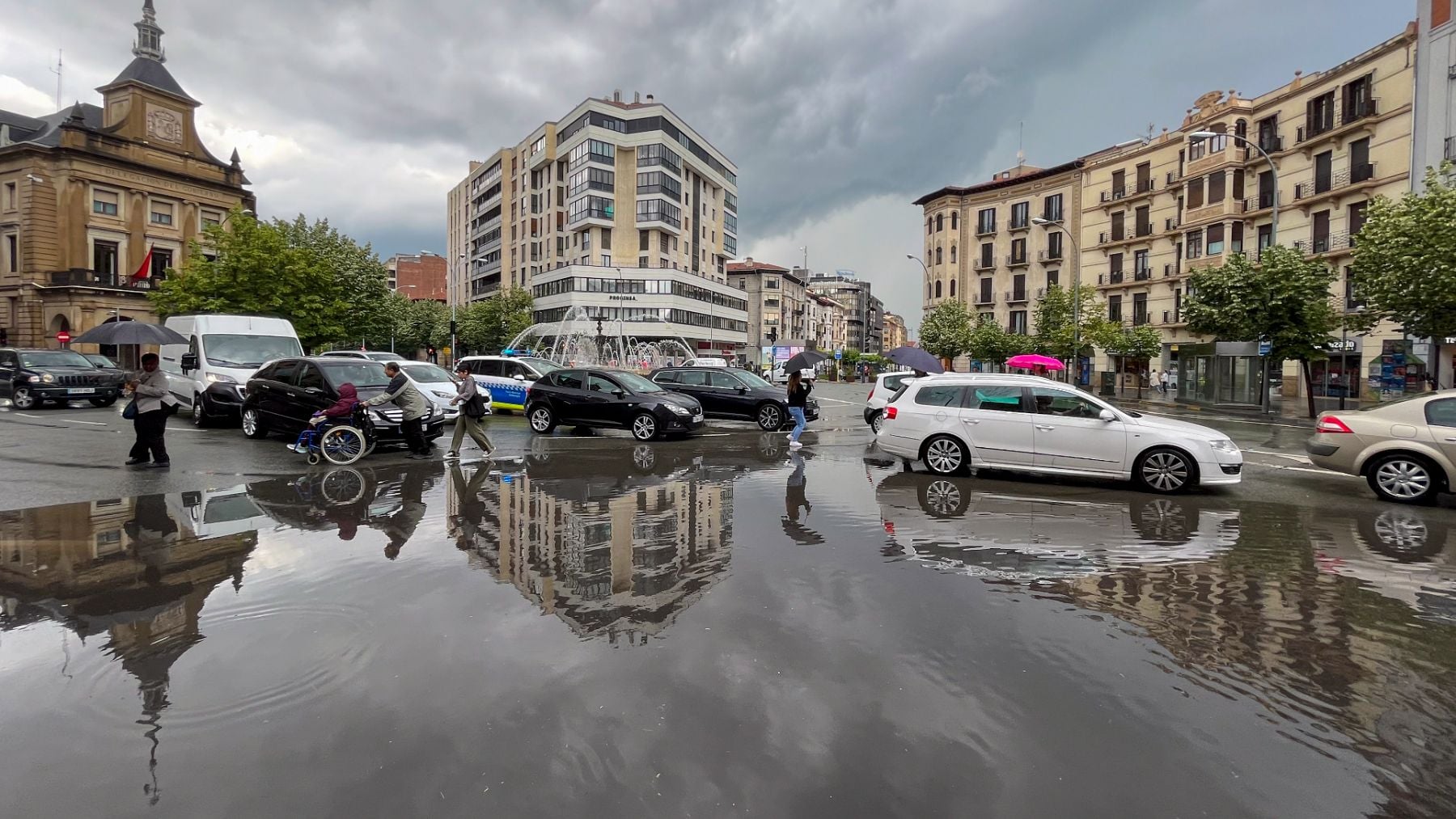 Acordonan la plaza Merindades de Pamplona por la aparición de una maleta sospechosa frente a Delegación del Gobierno