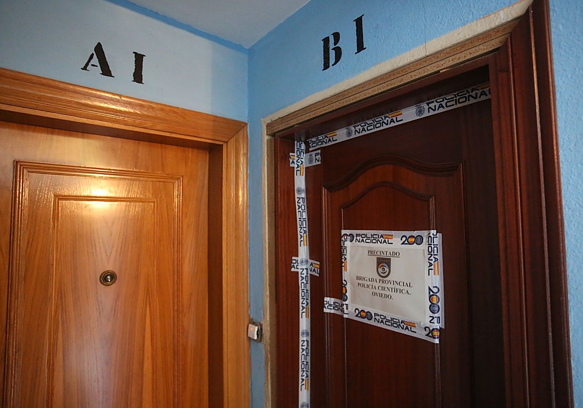 Agentes de la Brigada Provincial de Policía Científica recogen pruebas en el piso del doble crimen de Oviedo