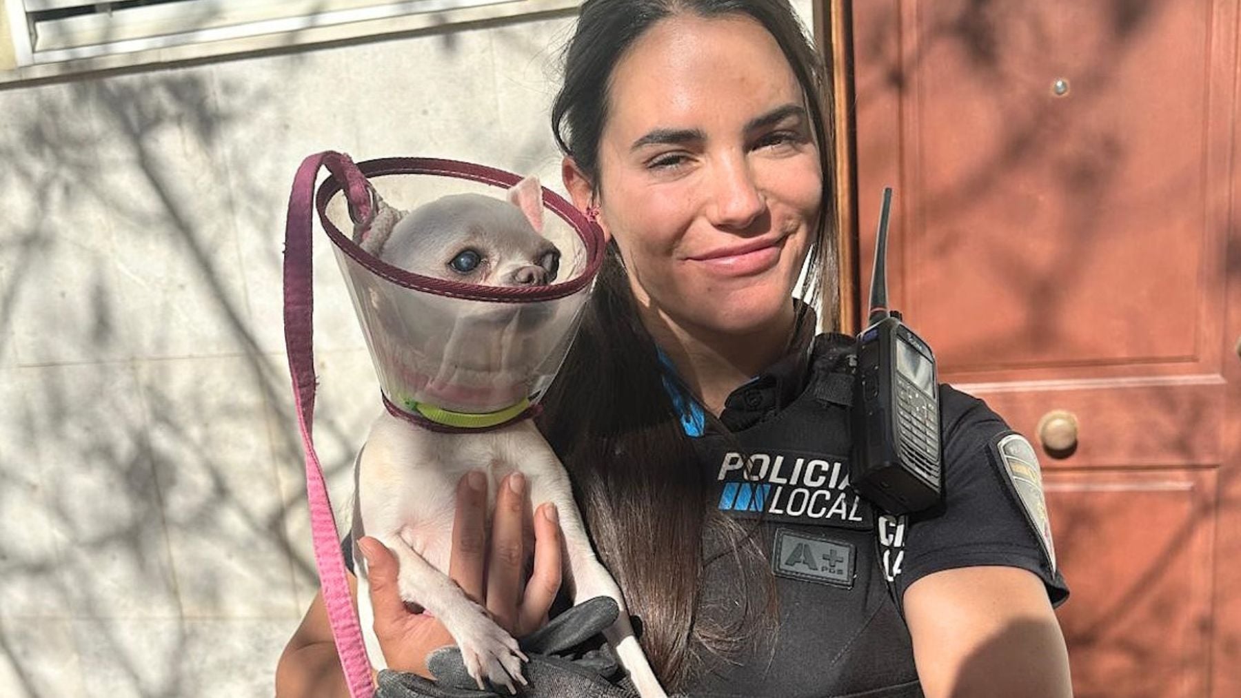 Atrapada entre llamas y una cortina de humo: así salvó la Policía Local a una perrita de morir asfixiada en Palma