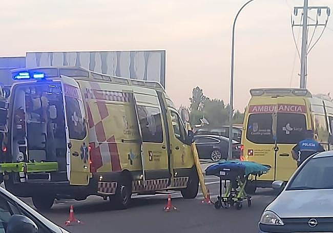Dos ambulancias han acudido para atender a la anciana atropellada en Aranda.