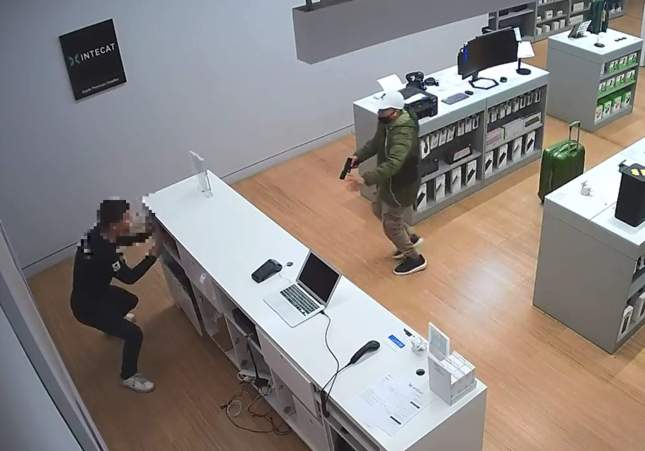 Atraco con pistola en tienda de informática en Mataró: los ladrones logran escapar