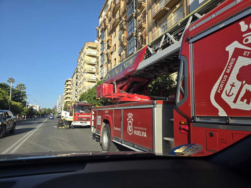Bomberos acuden a un edificio de 8 plantas en Huelva por humo reportado