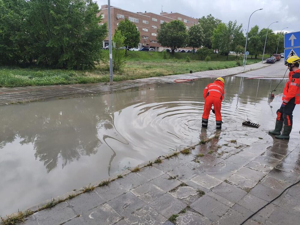 Tres intervenciones de Bomberos por balsas de agua en la calle