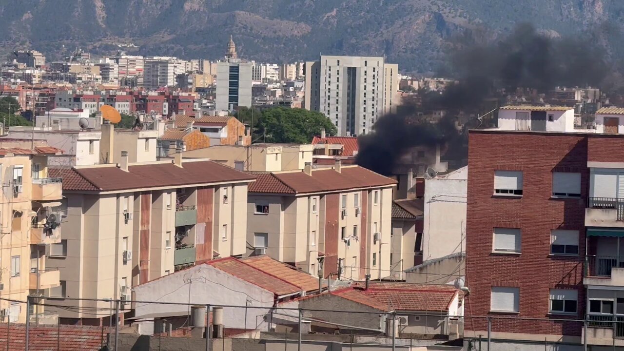 Los bomberos tratan de extinguir un incendio en Espinardo