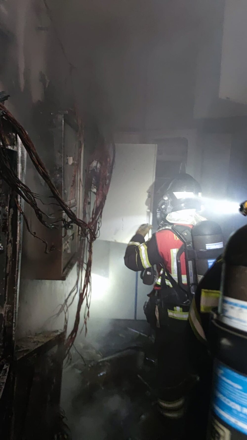 Bomberos extinguen un incendio en el Hipercor