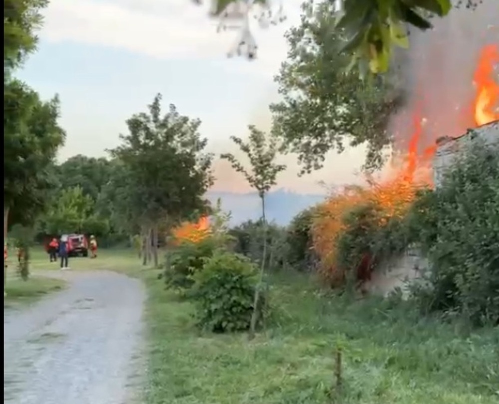 Los bomberos intervienen en un incendio en San Cristóbal