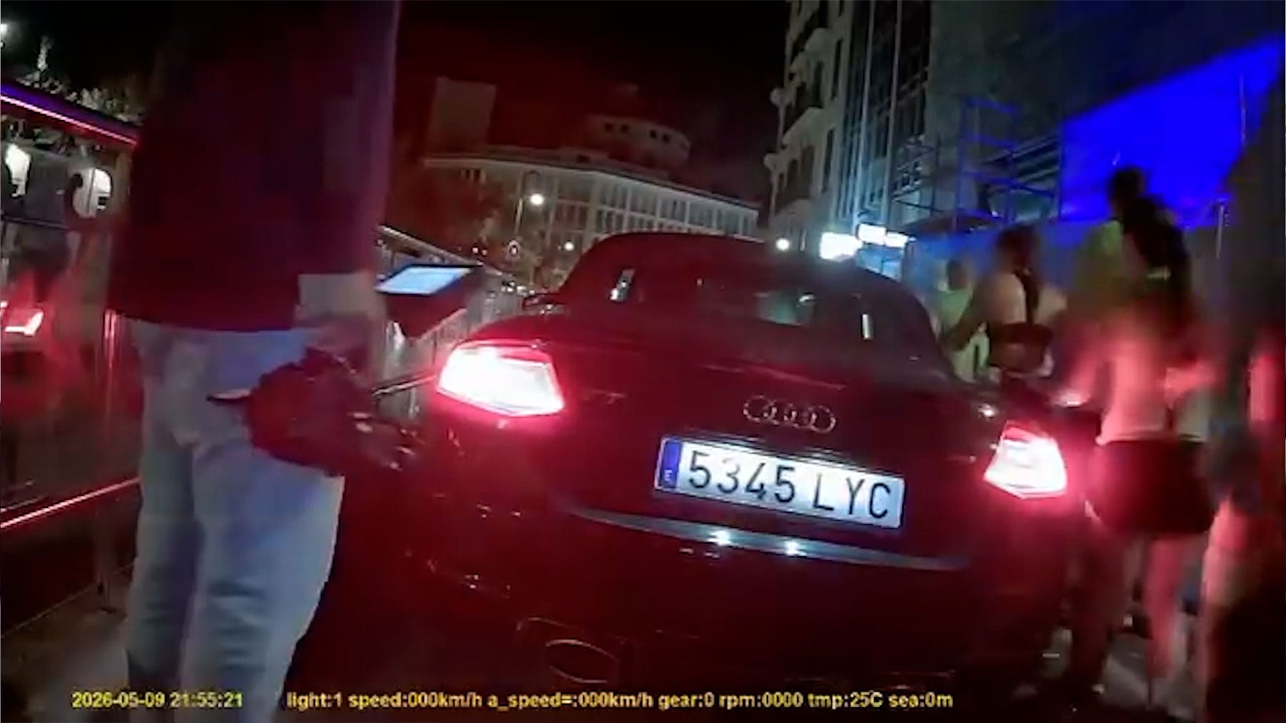 Caos en la carrera Binter NightRun de Palma: un conductor se cuela en una calle cortada y se enfrenta a los organizadores