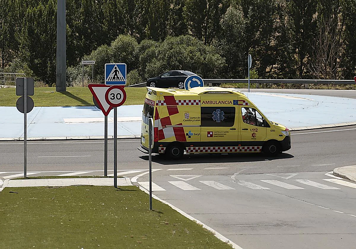 Ciclista resulta herido en colisión con turismo en Carrascal de Barregas, Salamanca