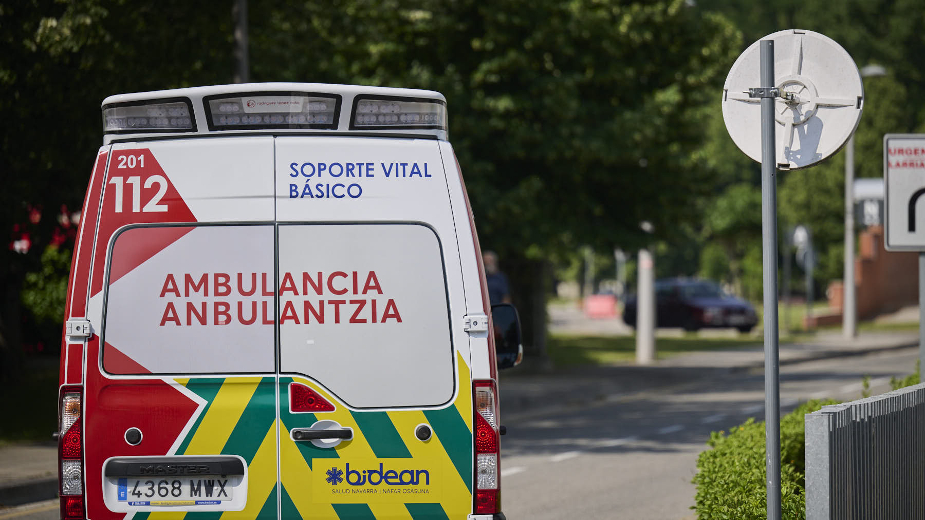 Dos personas heridas tras chocar dos vehículos en la carretera de un pueblo de Navarra