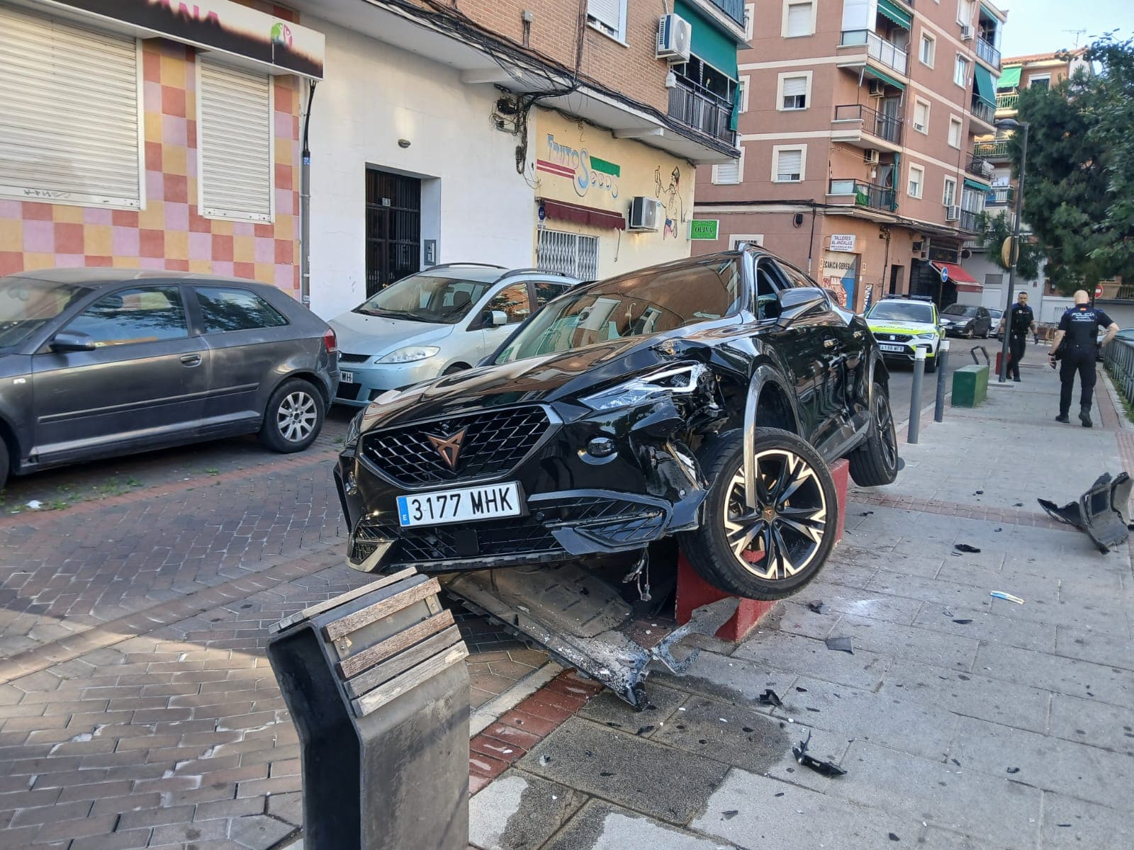 Un conductor ebrio y drogado estampa su coche frente a un colegio en Alcorcón