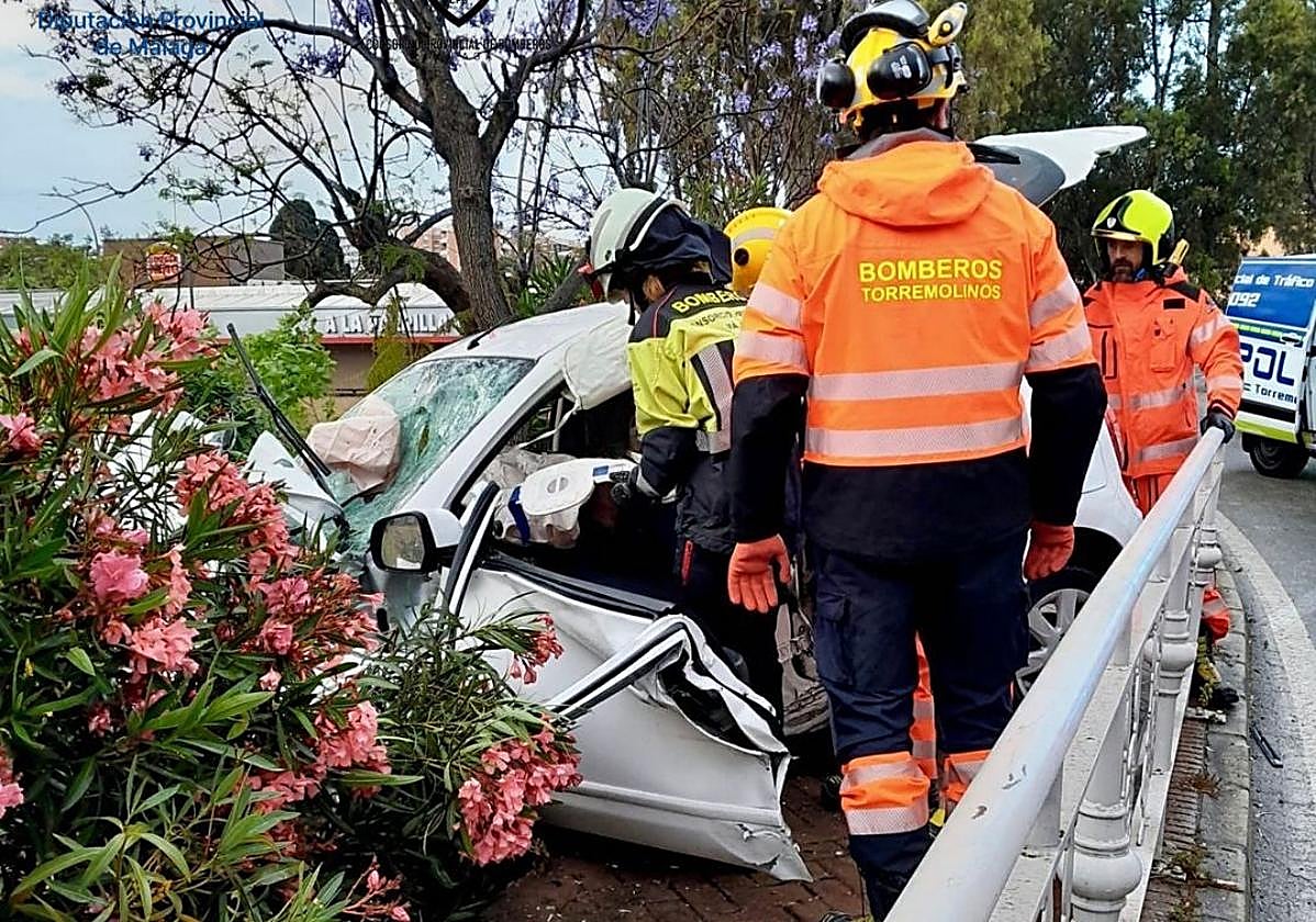 Herido un conductor al quedar su coche atrapado en una valla tras salirse de la carretera en Torremolinos