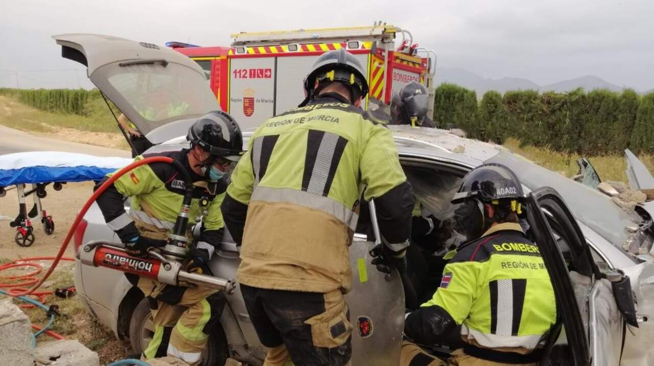 Herido un conductor tras salirse de la vía y quedar atrapado en Lorca