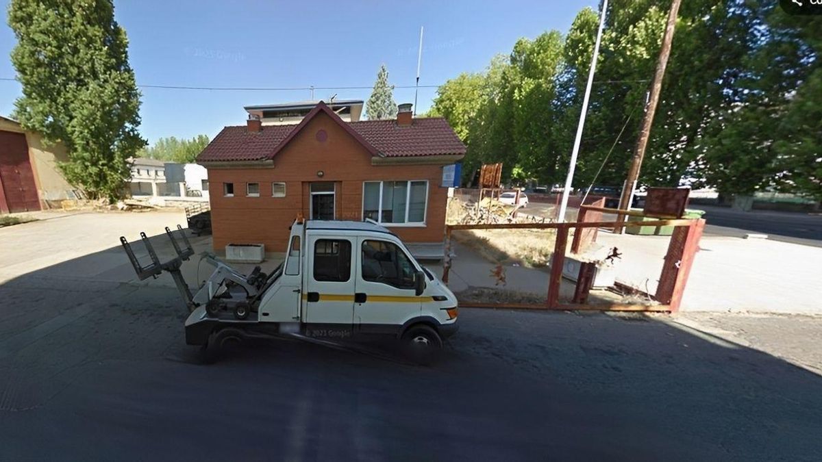 Una grúa del Ayuntamiento de León en las instalaciones municipales de la capital.