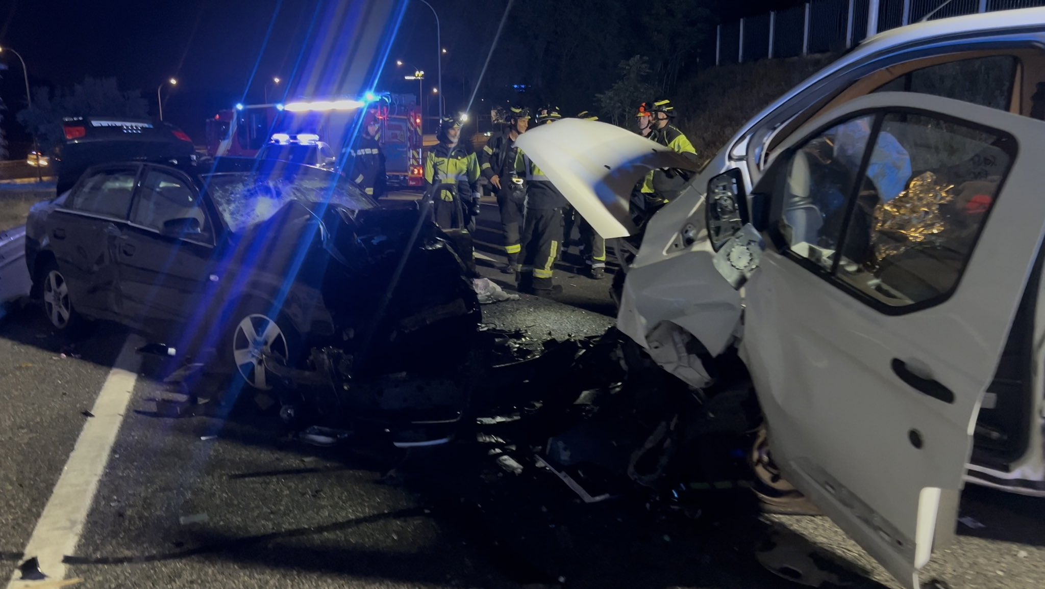 Cuatro heridos, tres graves, en choque frontal en la M-40 entre furgoneta y turismo que huía de la Policía