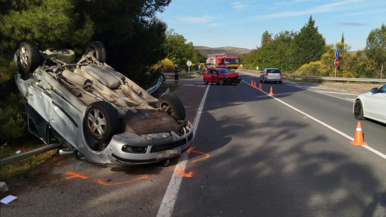 Un grave accidente en una carretera de Navarra deja cuatro heridos y un coche volcado sobre el techo