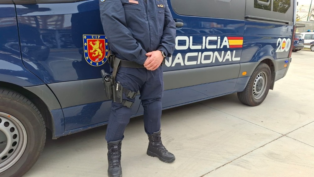 Detienen a cuatro varones tras enfrentarse a la Policía