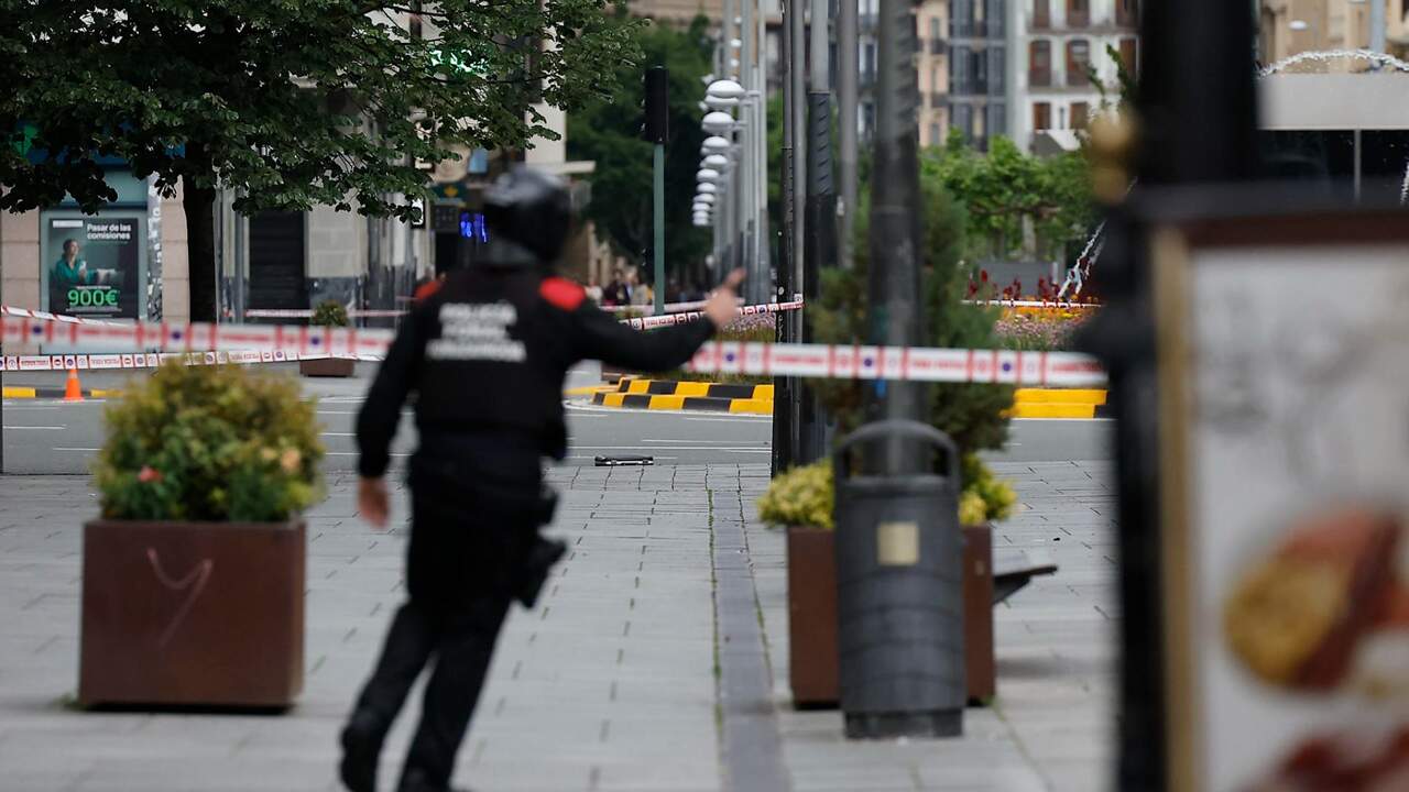 VÍDEO | Gran despliegue policial en la plaza Merindades de Pamplona tras localizar un objeto sospechoso