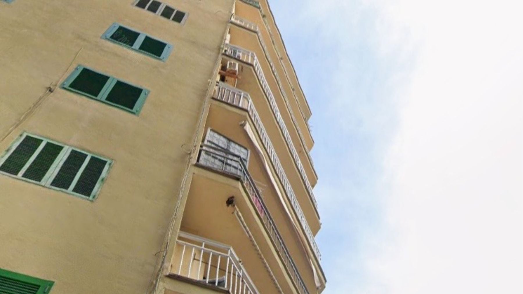 Desalojan un edificio de ocho plantas en Palma tras desprendimiento de techo en una vivienda