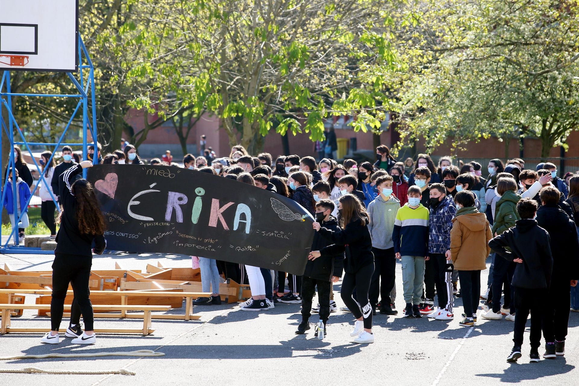 Alumnos del IES La Ería, donde estudiaba, le rindieron homenaje.