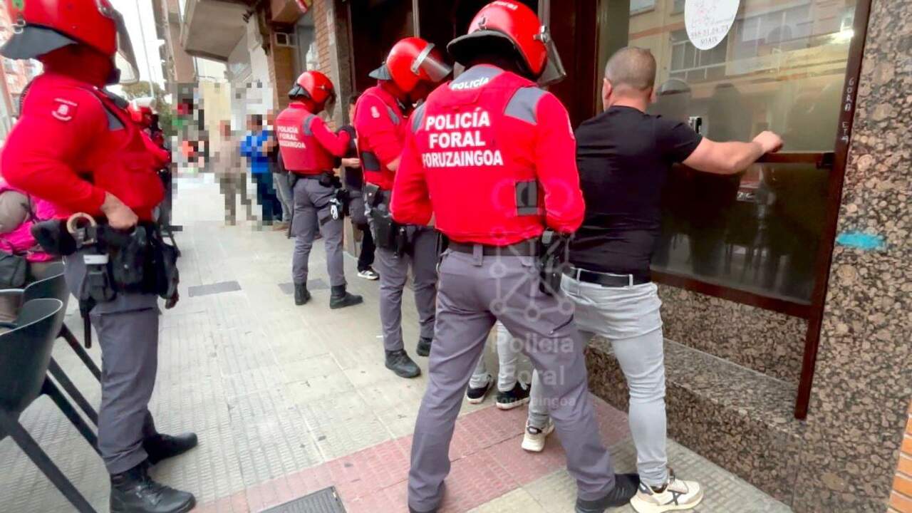 Drogas, armas prohibidas y ganzúas: el resultado del operativo en bares de la Comarca de Pamplona