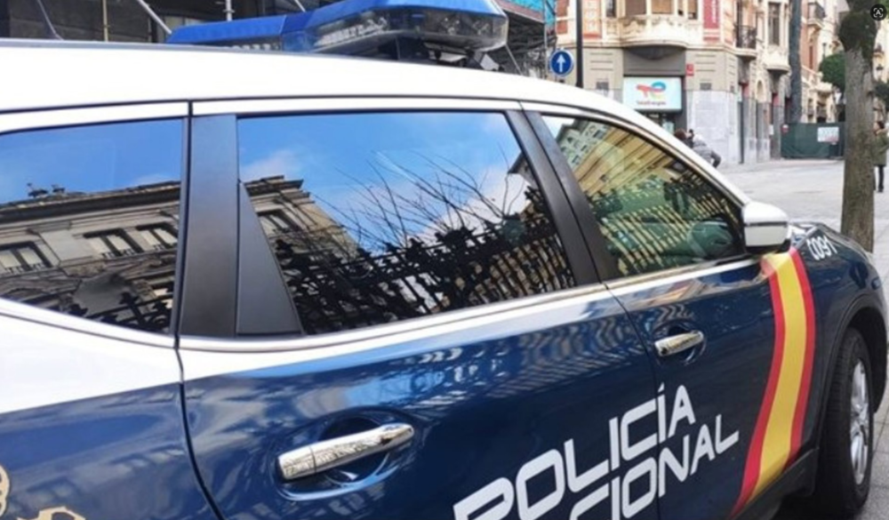 Detenida por romper a martillazos la puerta de un vecino
