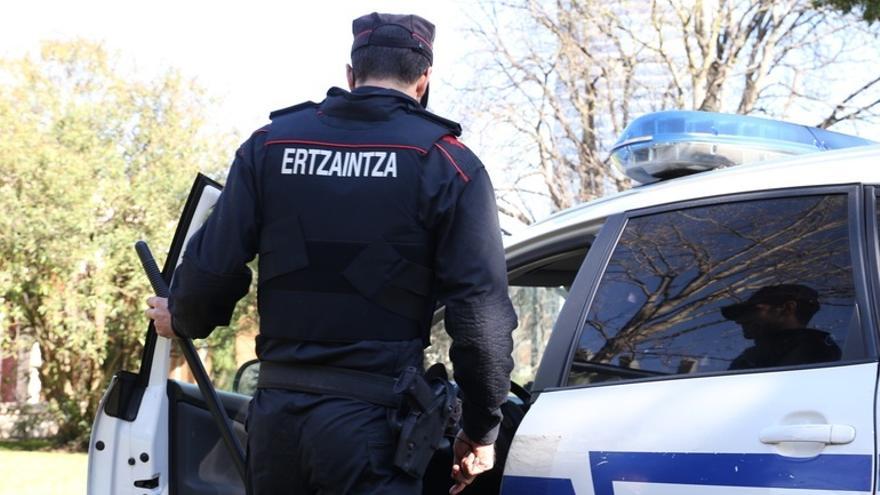 Detenido por robar un bolso y un investigado por realizar compras con las tarjetas de su interior en Zumarraga