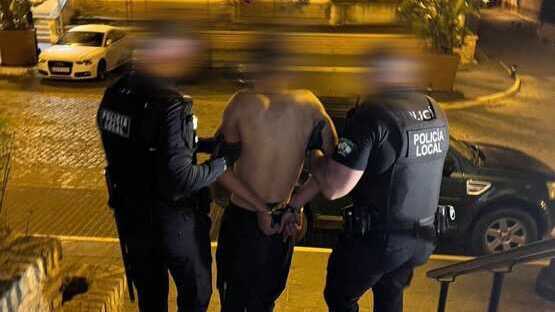 Detenido un hombre fuera de control tras atacar coches y fachadas en Almonte