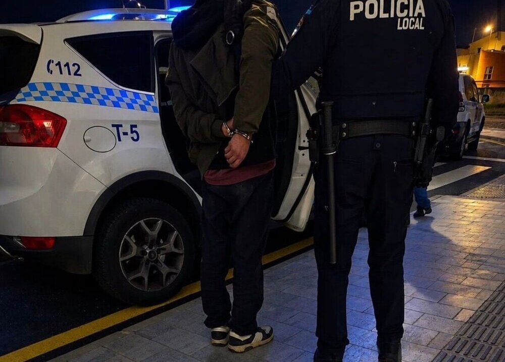 Detienen a un varón por agredir a un hostelero y a dos agentes