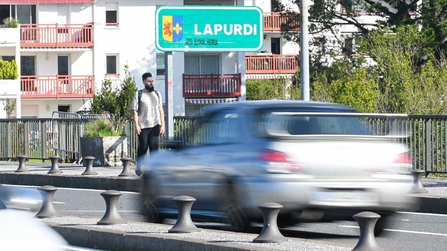 Conduce en dirección contraria en Irun y embiste contra el coche policial que le persigue
